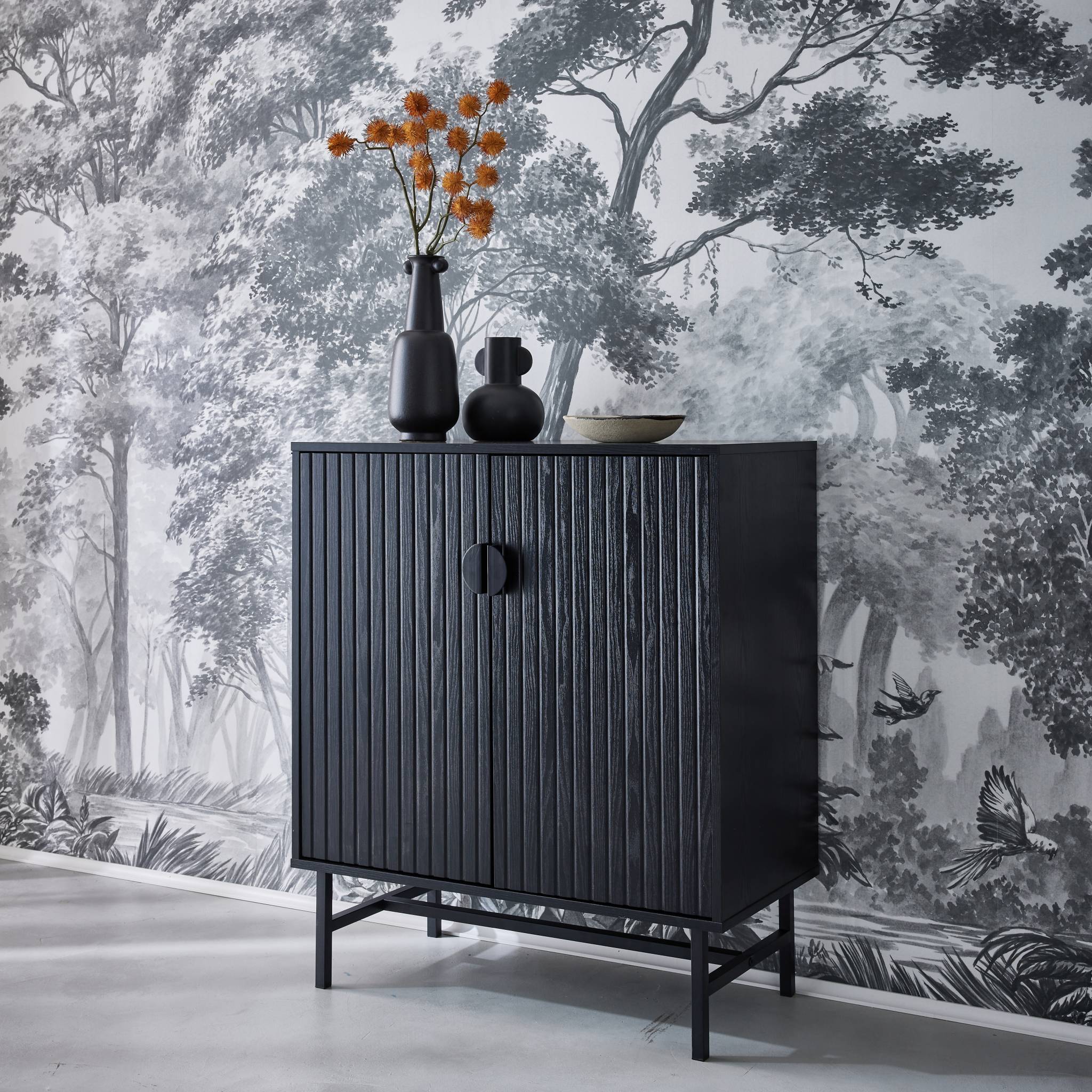 Buffet effet bois à rainures noires. buffet haut. vaisselier. deux portes et une étagère BAZALT 80cm