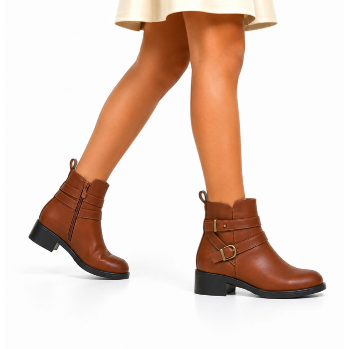 Stivaletto in simil pelle con fibbia