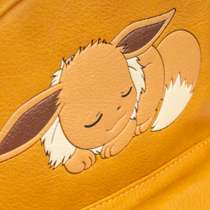 Mochila Ocre Pokémon Premium. Espacioso compartimento principal con bolsillo delantero y trasero. Con accesorio pompom