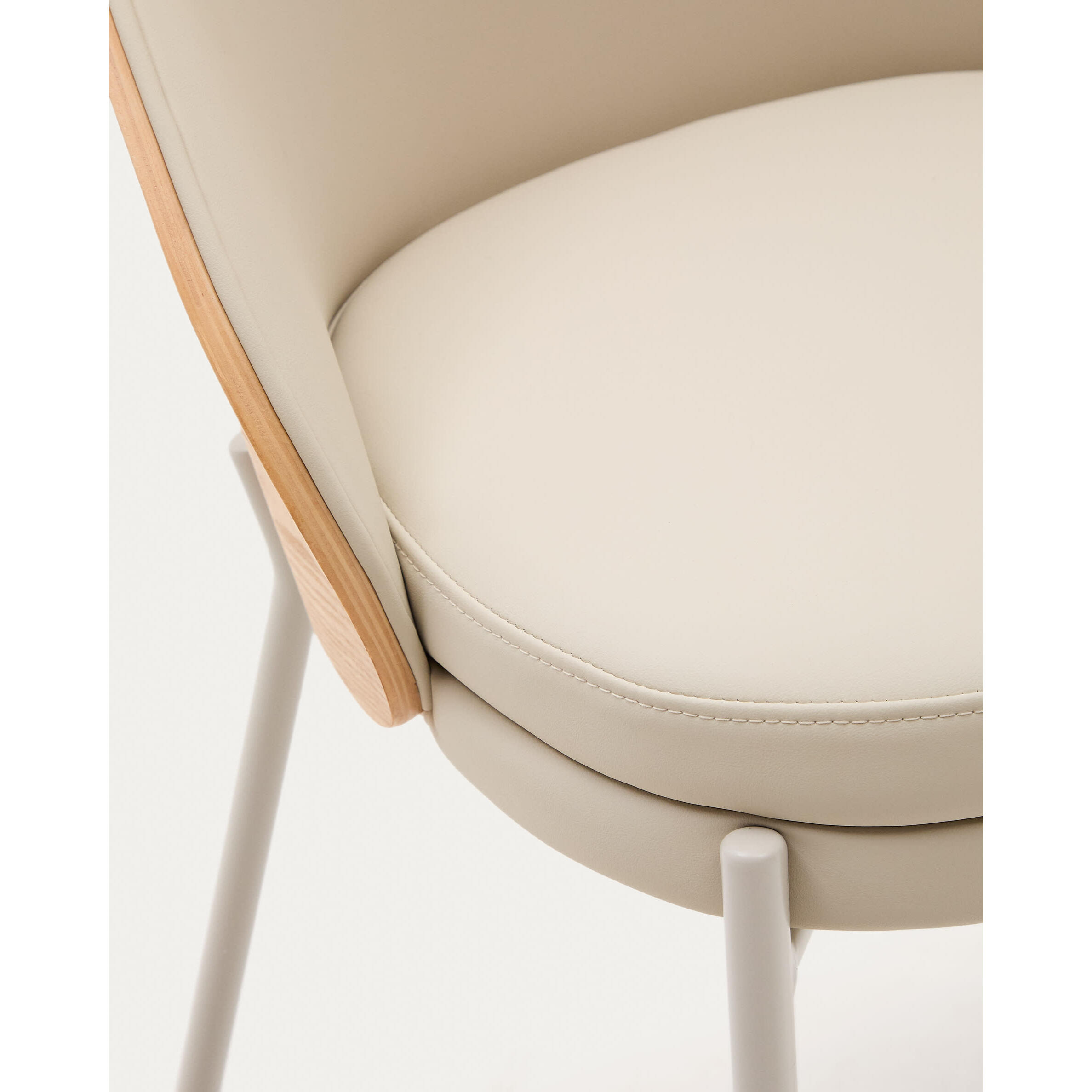 Kave Home - Sedia Eamy di pelle sintetica beige, impiallacciatura in frassino con finitura  naturale e