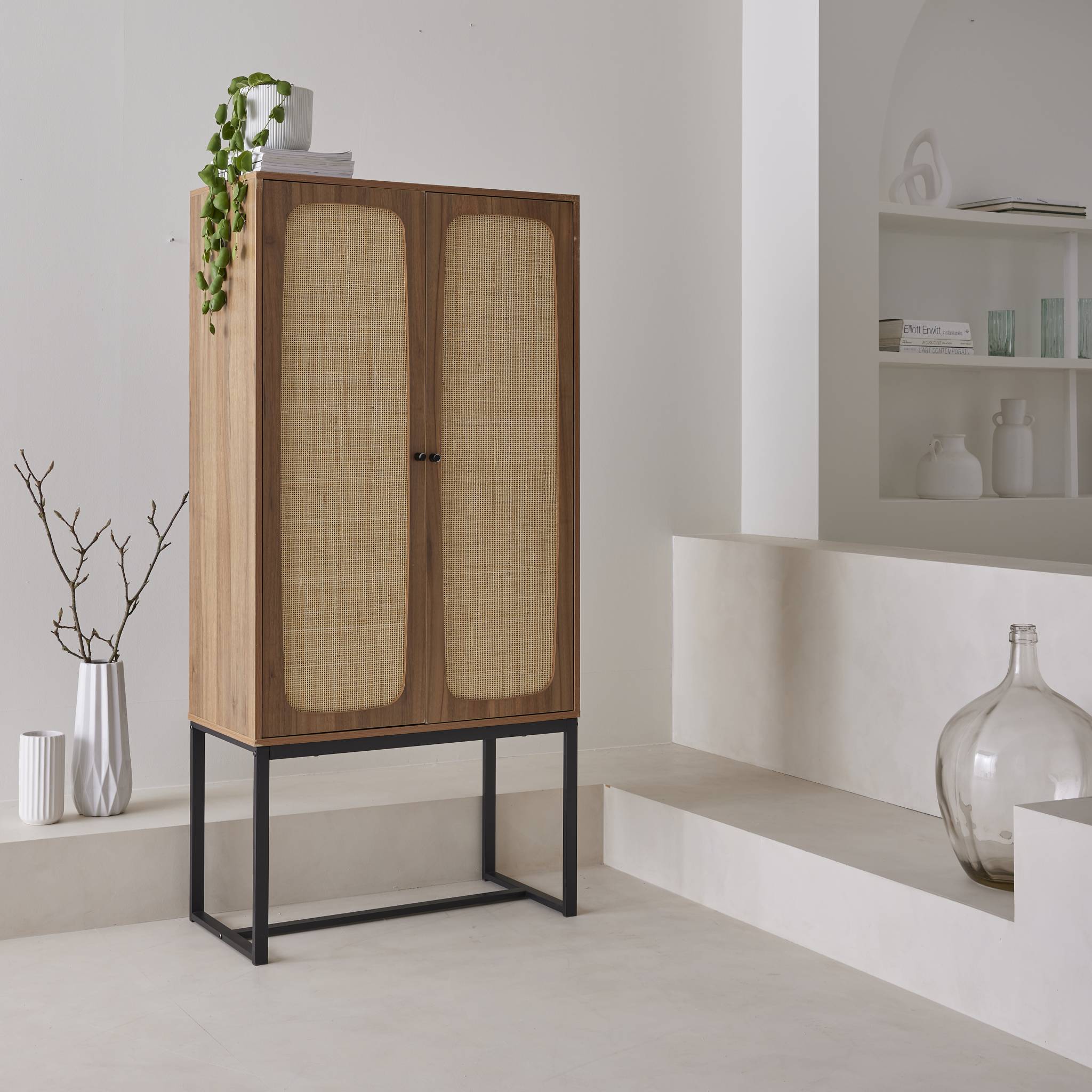 Buffet rétro décor bois foncé et cannage 2 portes avec pieds en métal noir H165cm