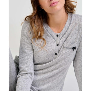 Pijama mujer con agradable tejido vigoré, escote en pico con una práctica abertura de botones, manga larga y pantalón largo
