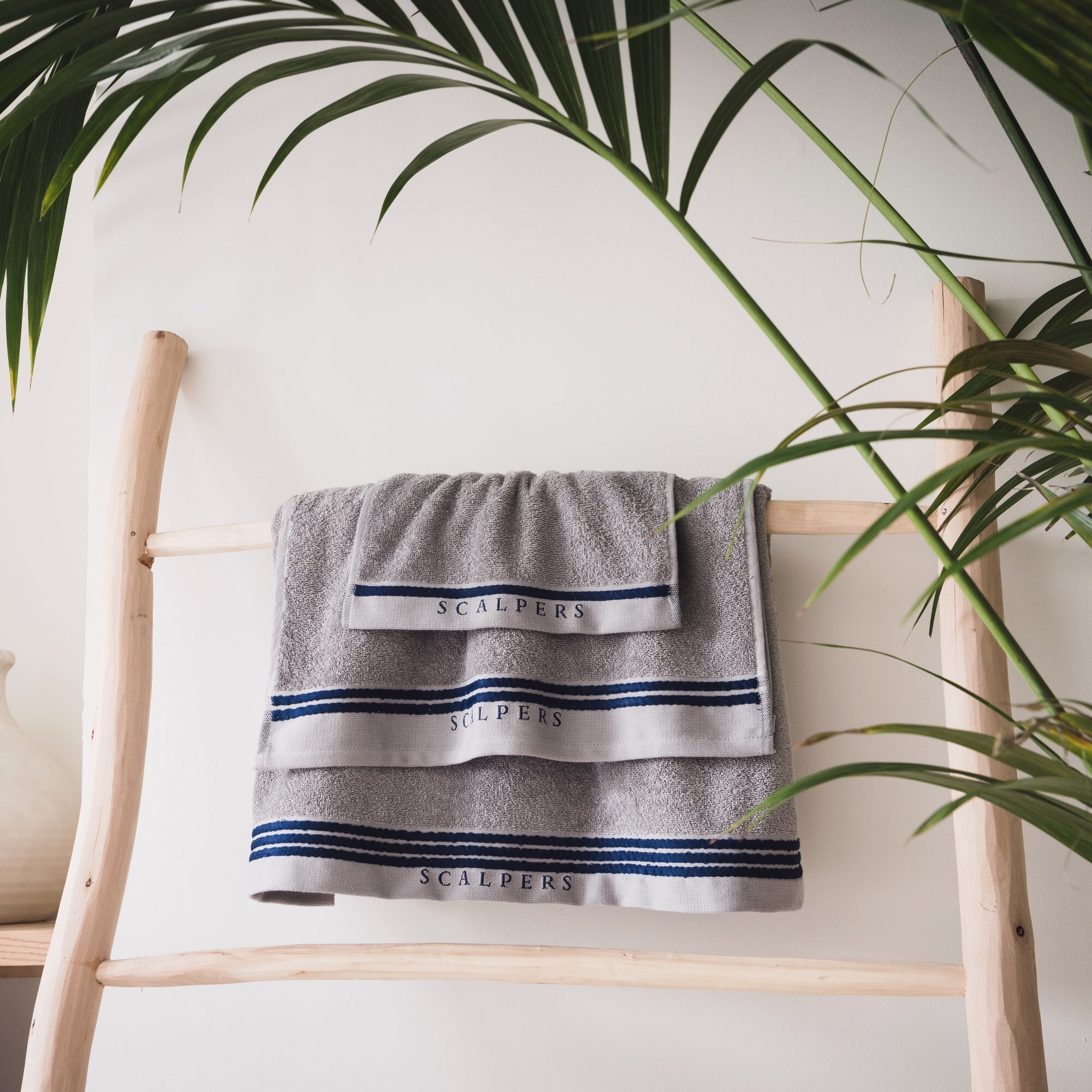 Set toallas baño (tocador 30x50cm + manos 50x90cm + baño 70x140cm) 450gsm en algodón gris con azul scalpers home