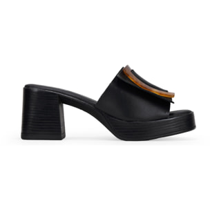 Sandalias de tacón negras en piel con hebilla marmolada