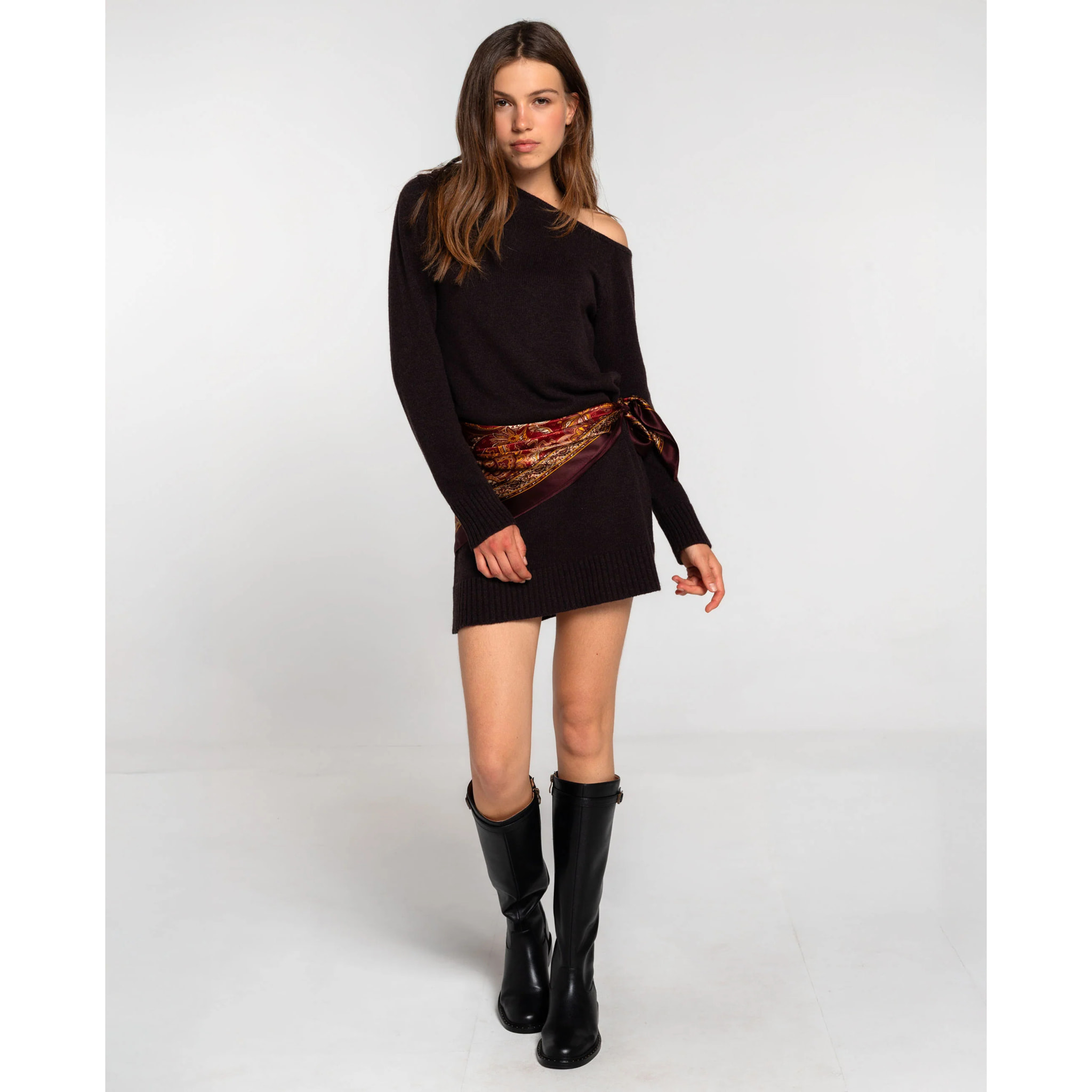 Vestido de punto elástico con flecos y corte ajustado