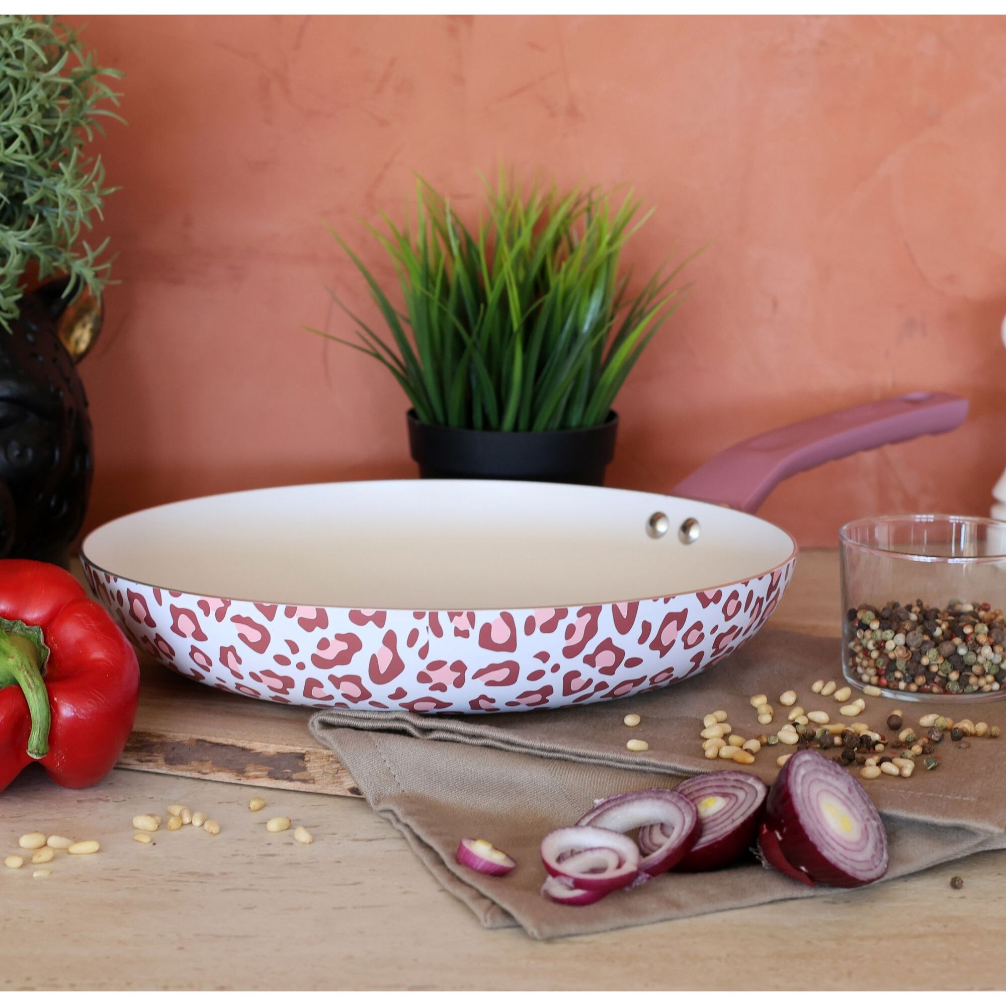 Poêle en aluminium recyclé 28cm léopard rose - tous feux LEOPARD