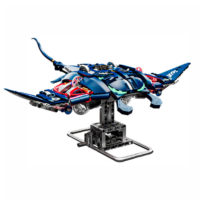 Maqueta 3D mecanizada de manta raya con 966 piezas, equipada con luces y mecanismo de manivela que permite movimiento dinámico.