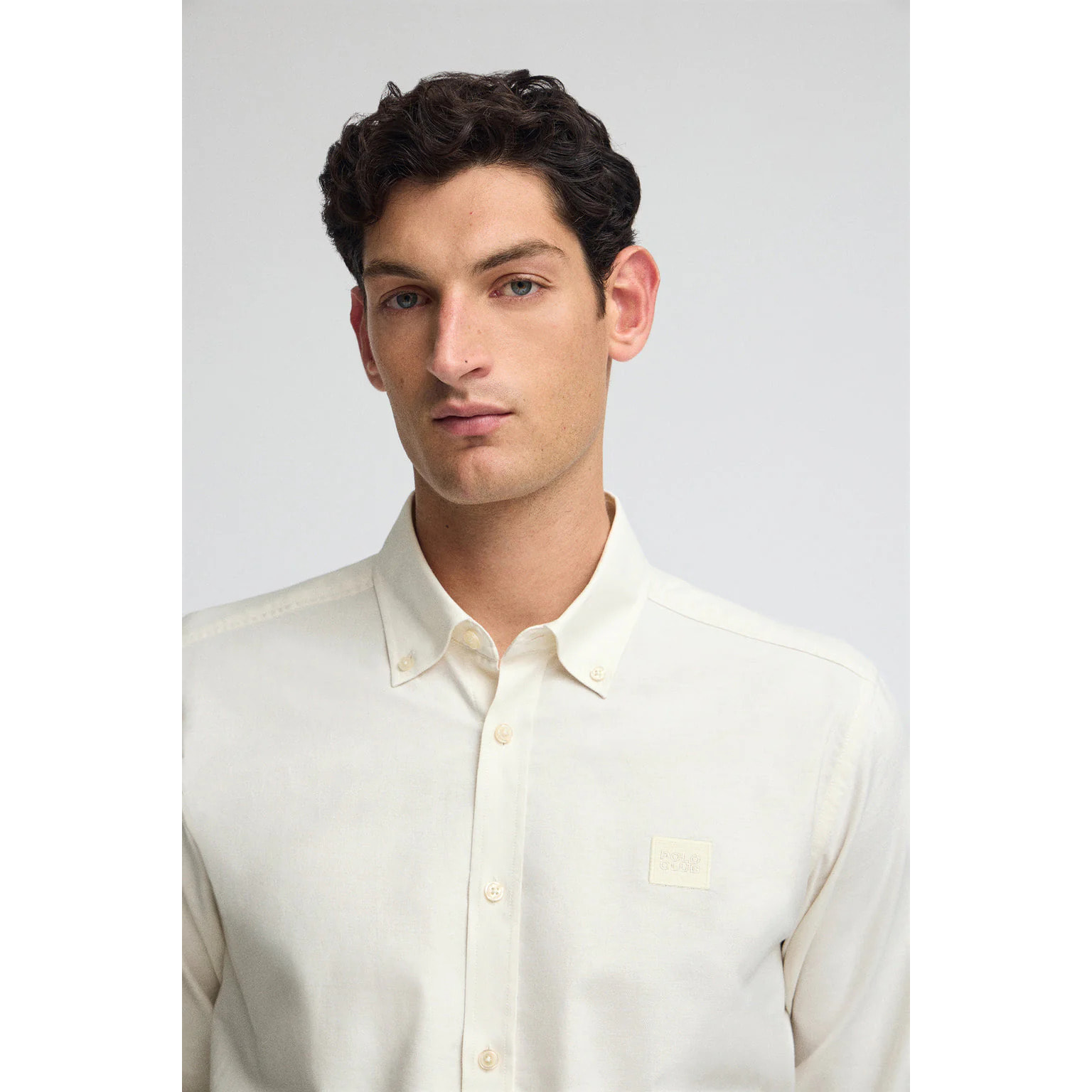 Camisa color crudo de corte regular y cuello abotonado con logo Polo Club
