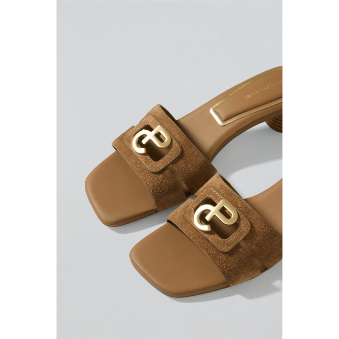 Mule de tacón Giorgia camel con detalle metálico