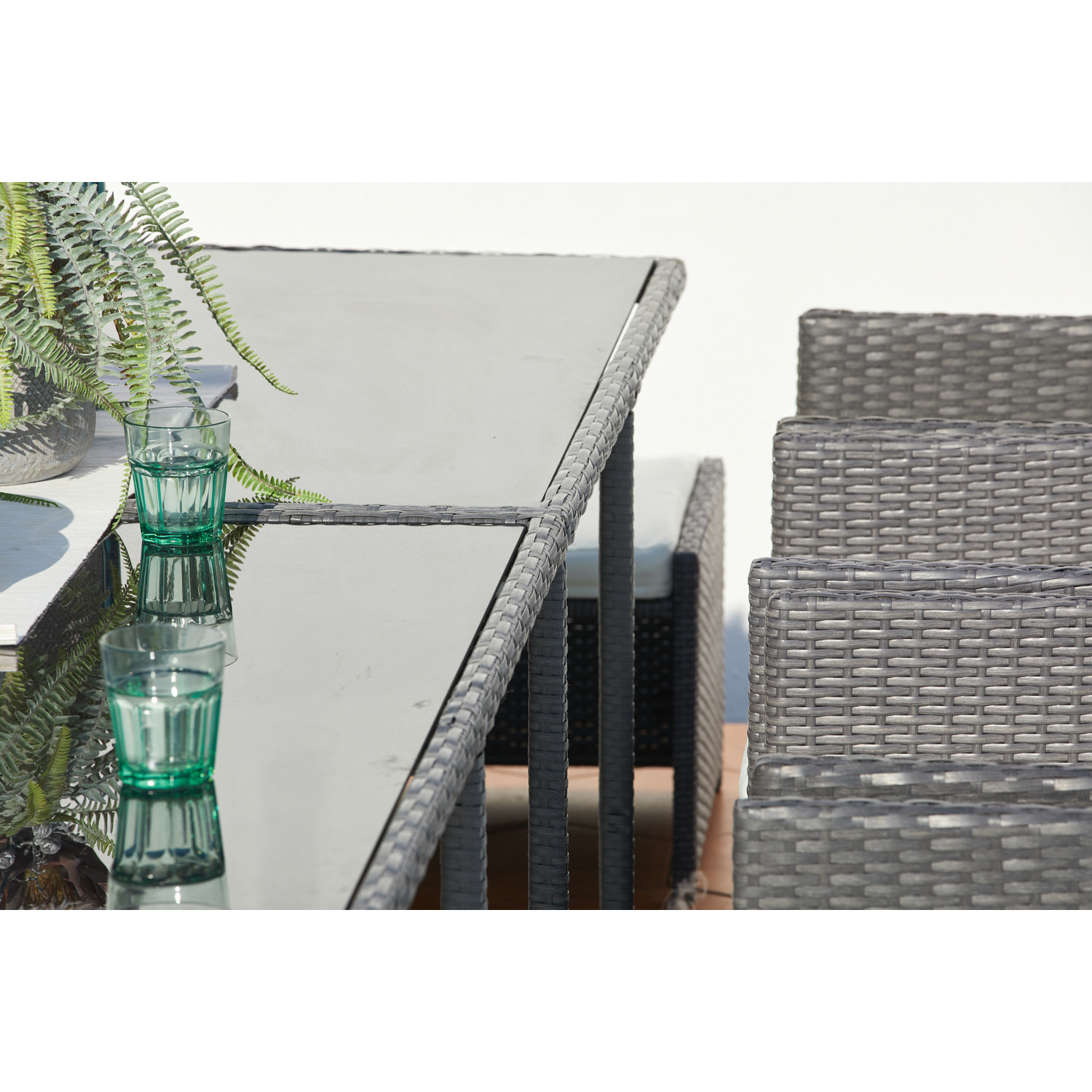 Table et chaises 4 places encastrables en résine gris-blanc REGINA