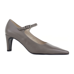 Zapato de salón de piel color taupe con hebilla y tacón de 6 cm