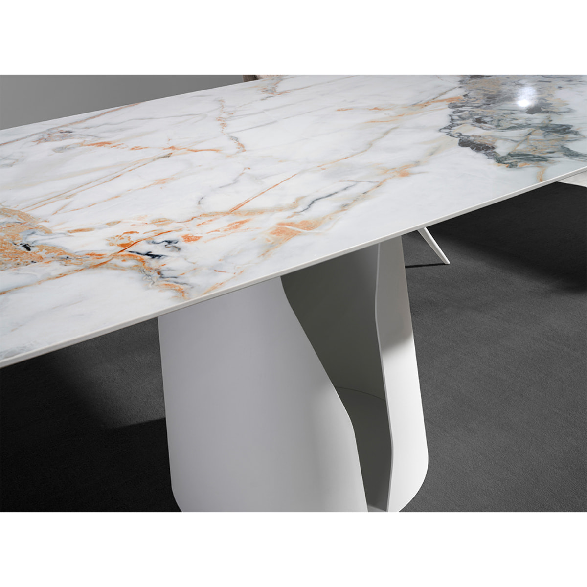 Mesa comedor Angel Cerdá ovalada barril con tapa fija de mármol porcelánico blanco con vetas en tonalidades grises y marrones en acabado brillo 238x110x76cm