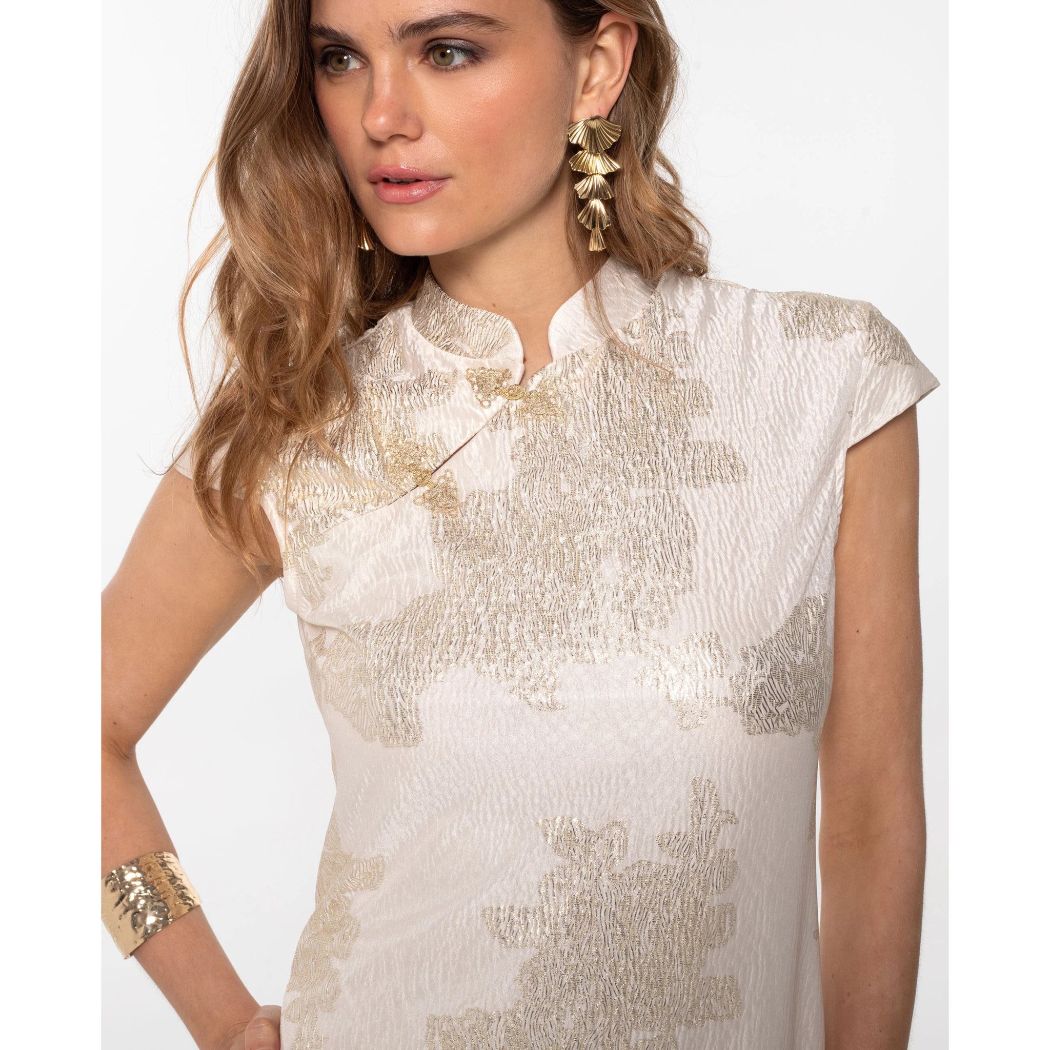 Vestido largo con escote de alamares