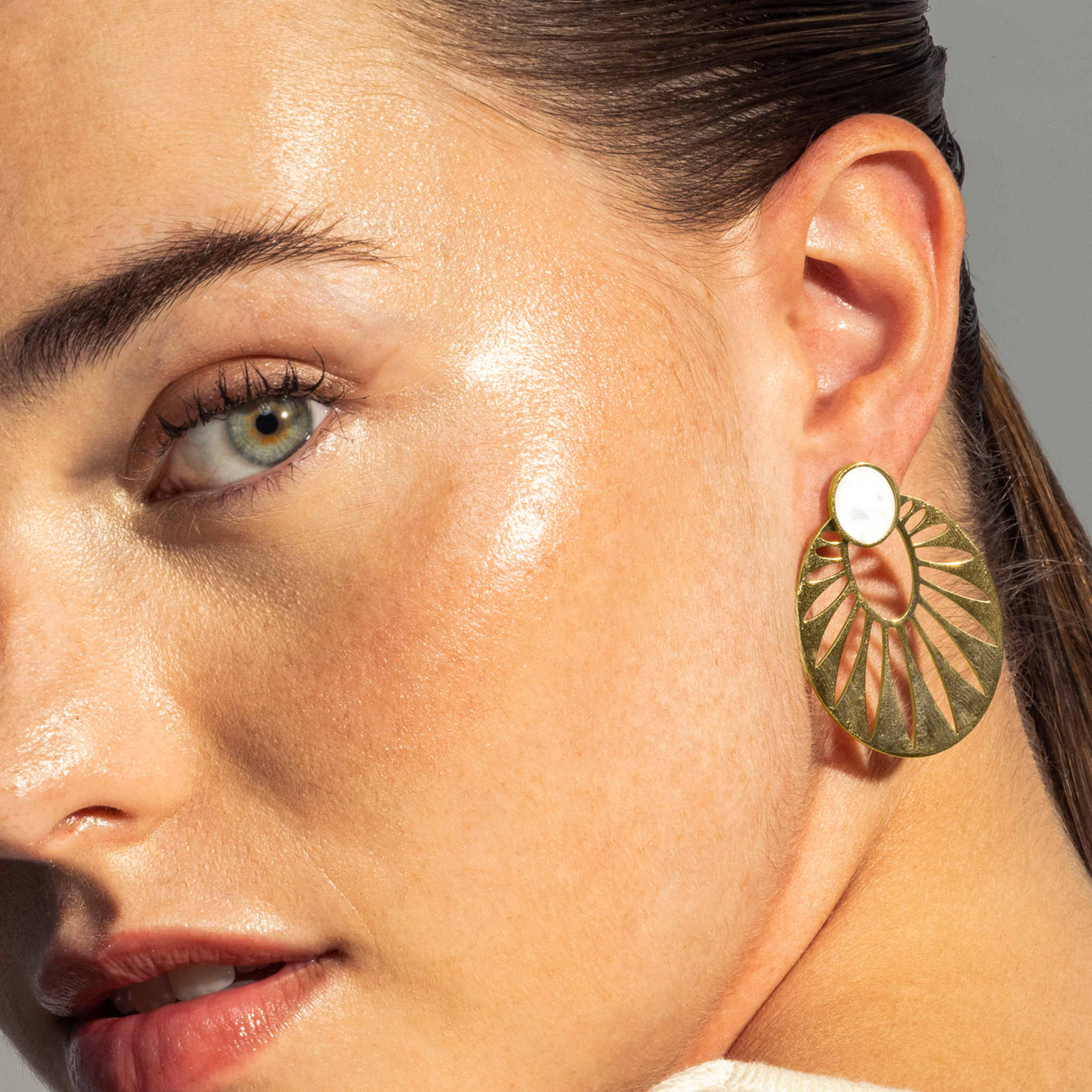 Pendientes de Madreperla Blanca acabados en oro amarillo de 18K- Elbi