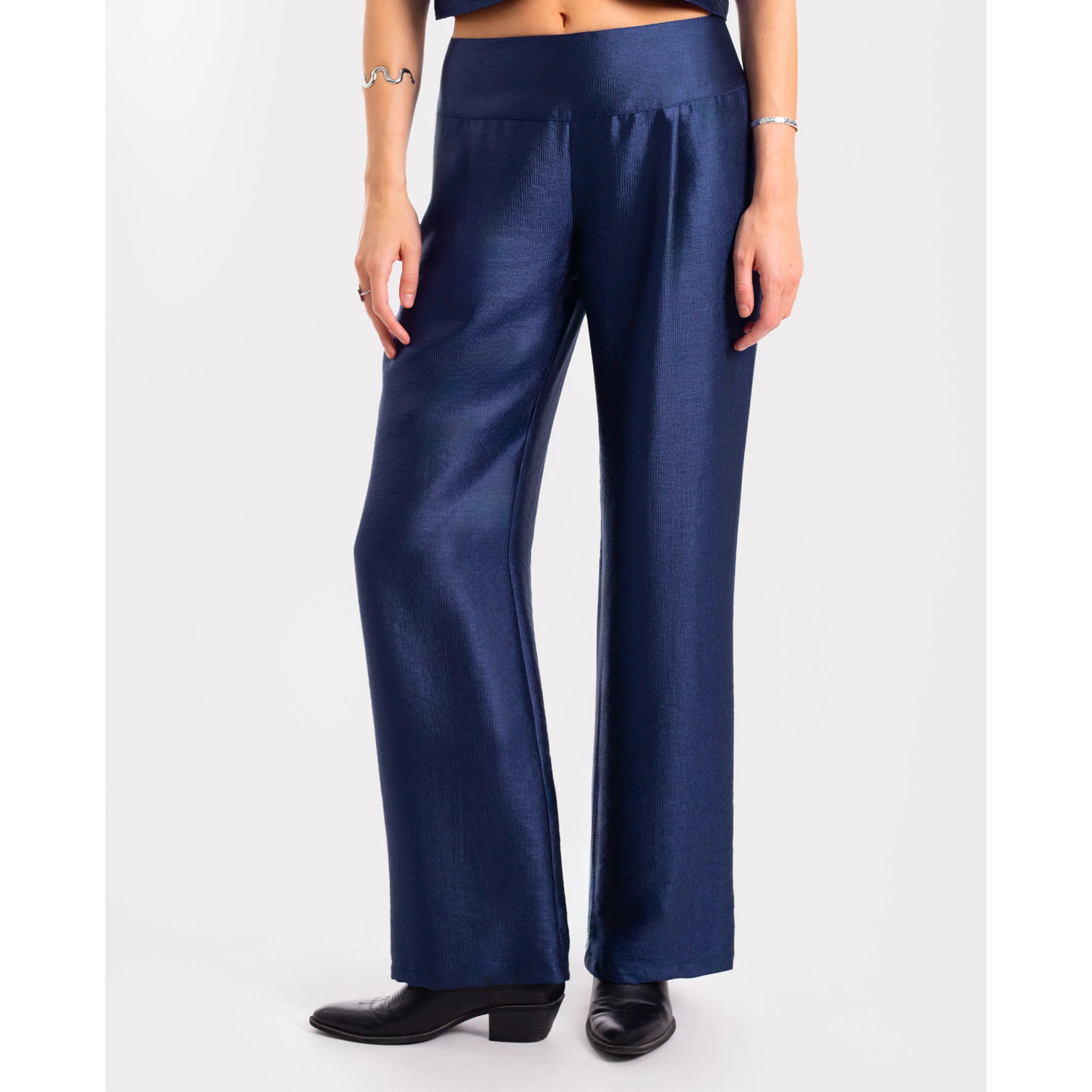 Pantalón recto con detalle de cintura ancha
