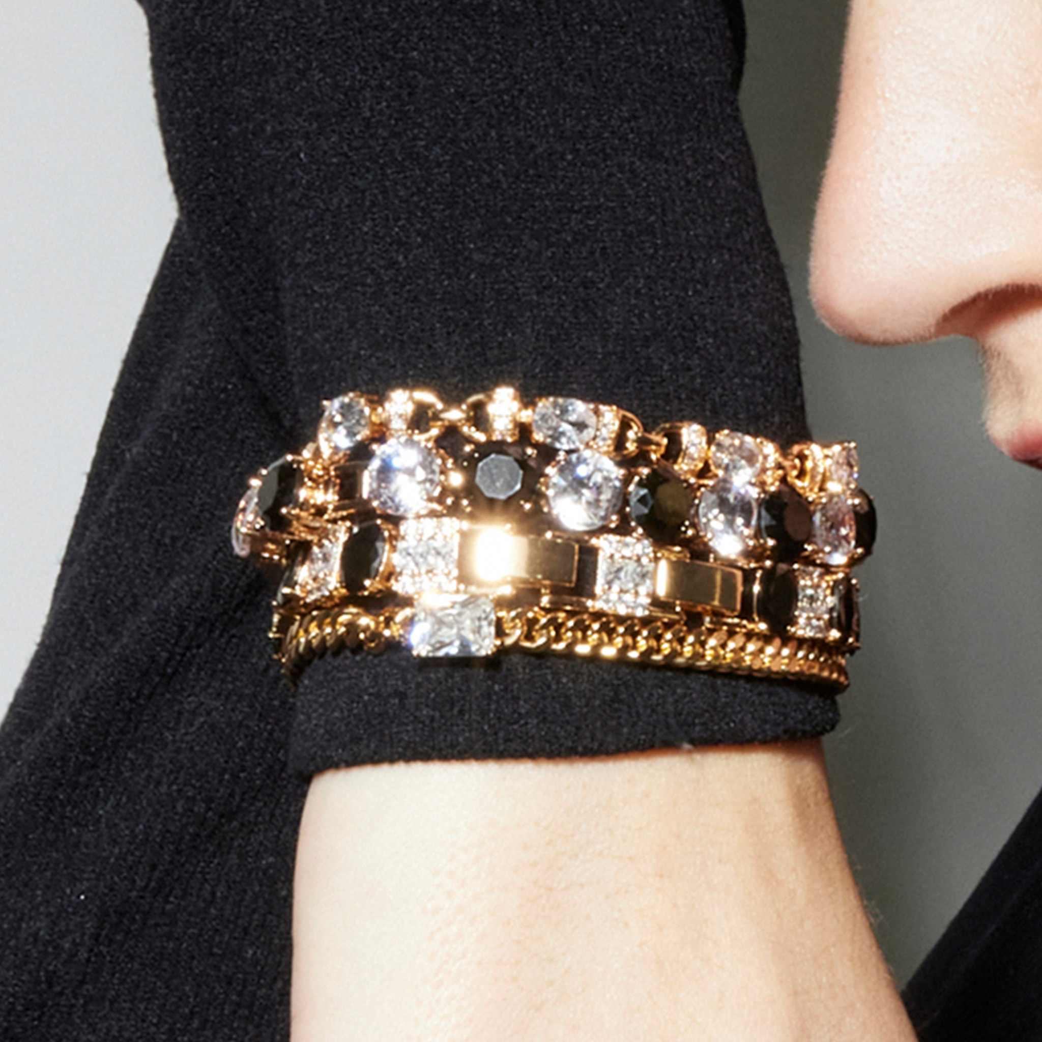 Pulsera con Circonita Onix acabado oro 18k