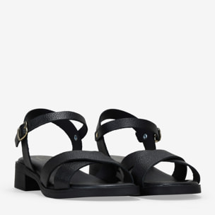 Sandalias negras de piel con tacón y hebilla