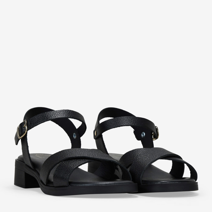 Sandalias negras de piel con tacón y hebilla