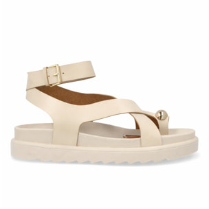 Sandalias cómodas de tiras mujer con adorno metálico.