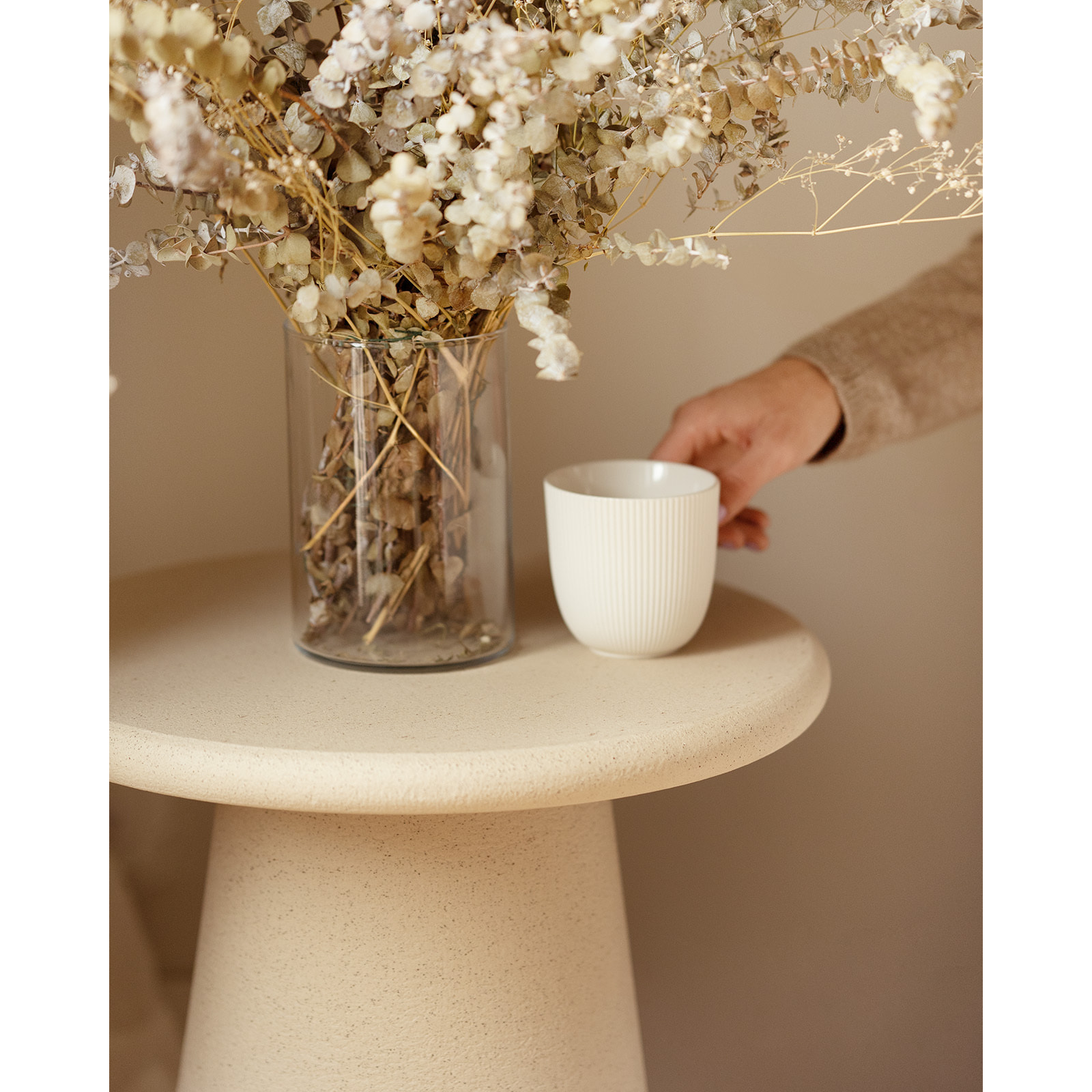 Table d'appoint ronde en microciment ton beige 45x50cm Hauteur: 50 Longueur: 45 Largeur: 45