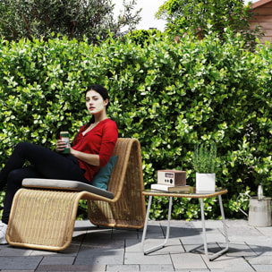 Mesa de Jardín de Ratán Sintético Mesa para Exterior con Encimera de Vidrio Templado y Patas Ajustables Mesita Auxiliar para Patio Terraza Balcón Natural y Blanca