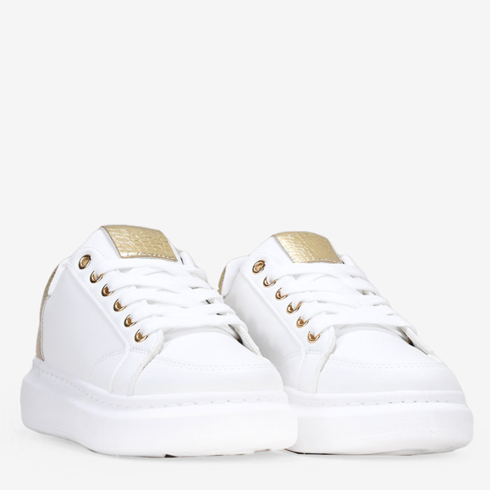 Zapatillas con plataforma blancas y doradas con cordones