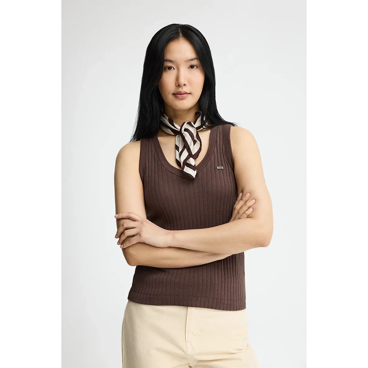 Camiseta sin mangas color chocolate de canalé y escote de pico con logo Polo Club