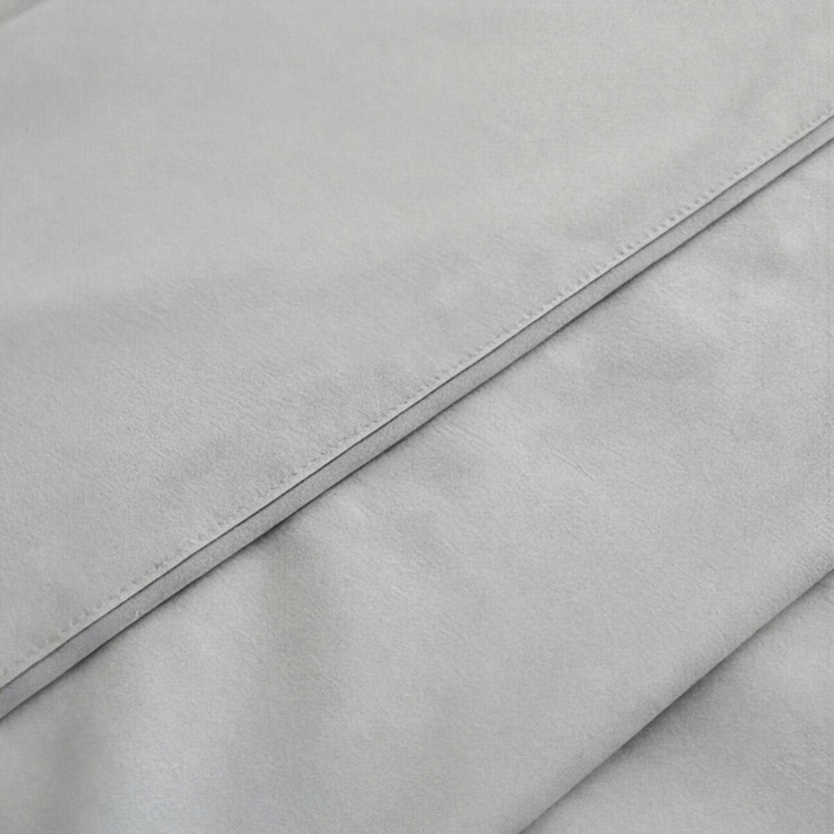 Completo lenzuola una piazza e mezza in cotone bicolore morbido e traspirante, set letto con lenzuolo sopra, sotto con angoli e federa, design con piping a contrasto elegante, tessuto leggero e resistente 116 gsm, certificato OEKO-TEX, comfort quotidiano