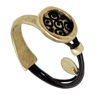 Pulsera media rá­gida en botón grabado y cuero marrón con metal dorado