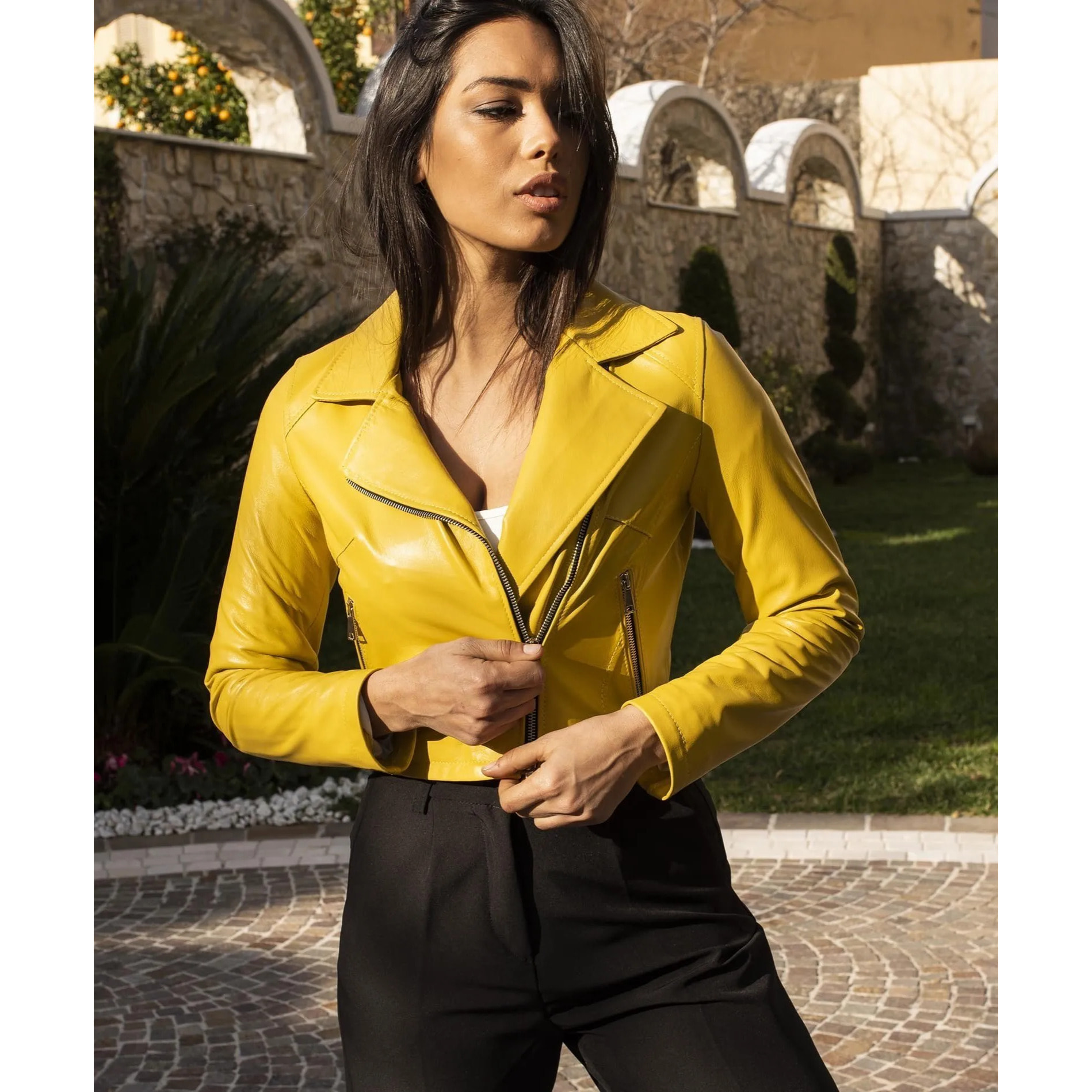 Giacca corta in pelle giallo stile chiodo