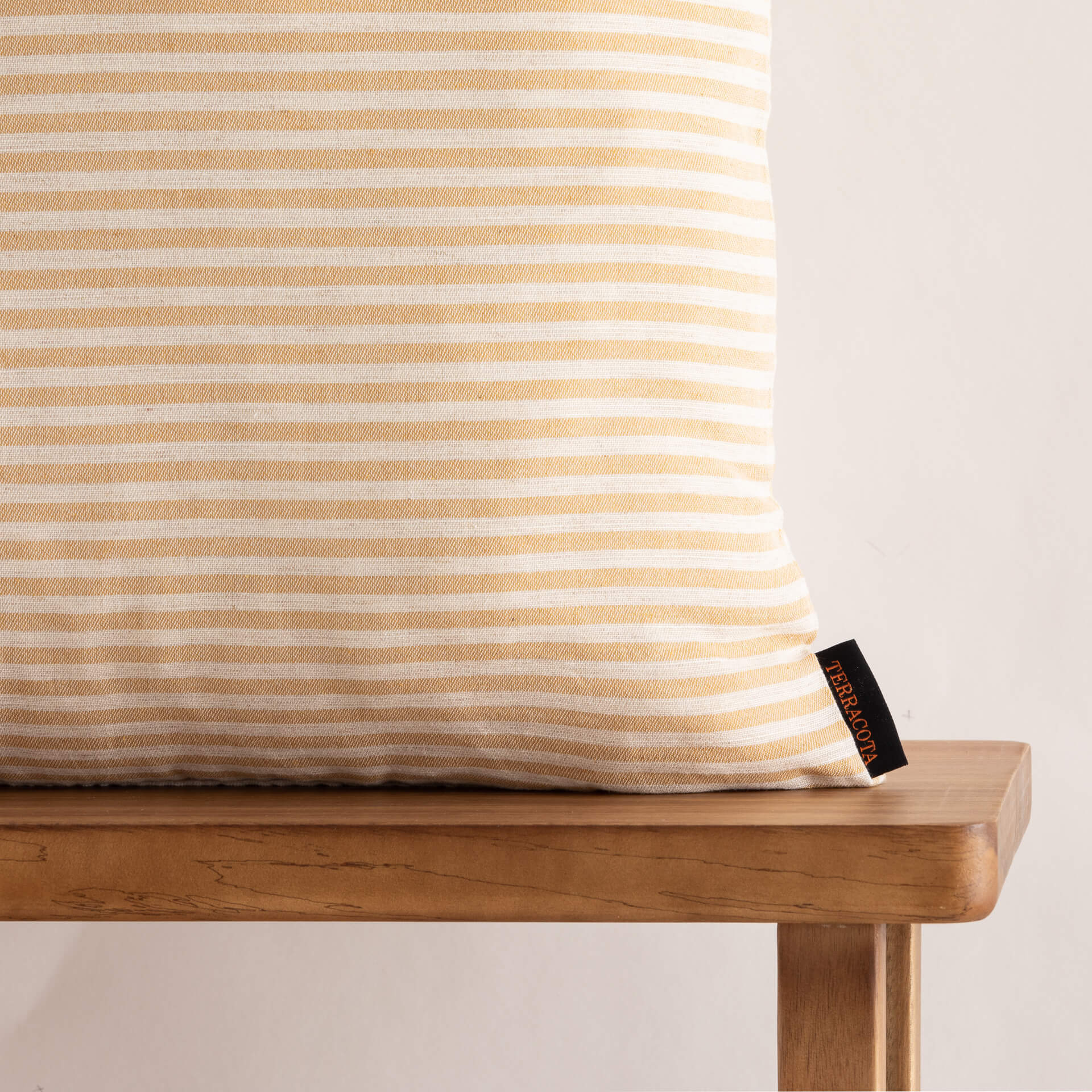 Housse de coussin jacquard 65x65 cm Jávea Mediana Amber Gold