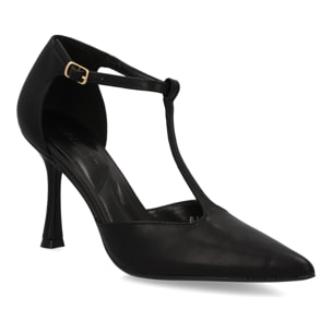 Zapato de salón con tacón alto y punta afilada