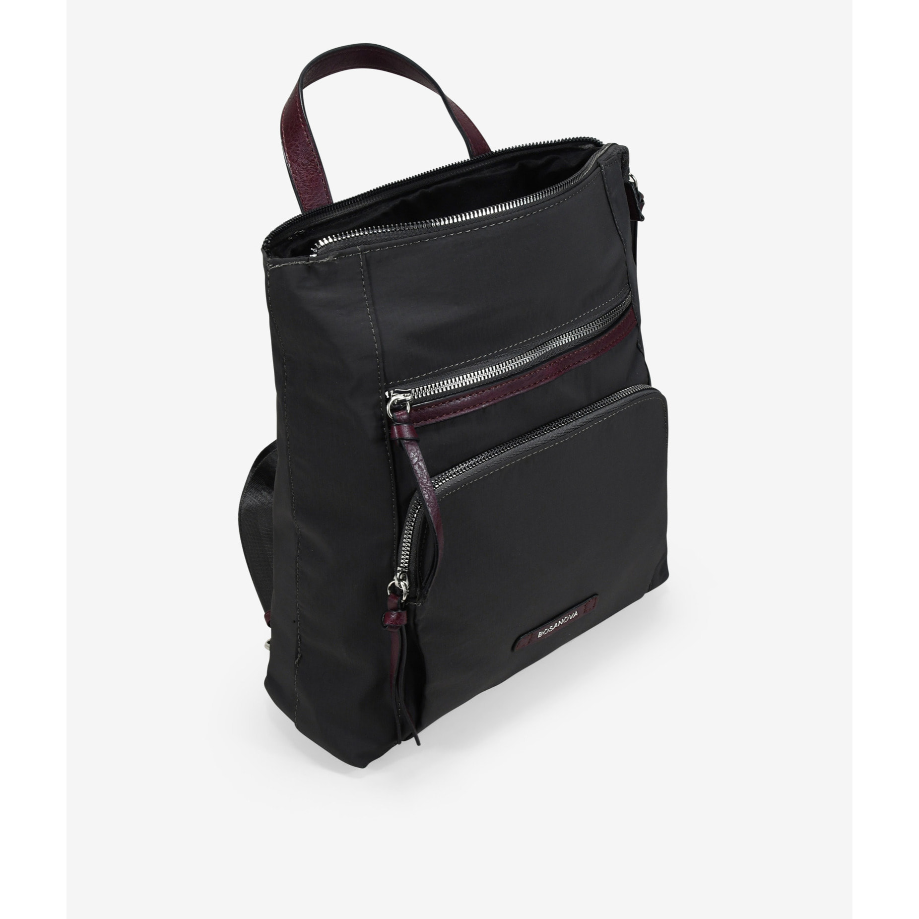 Mochila deportiva negra con cremalleras metálicas