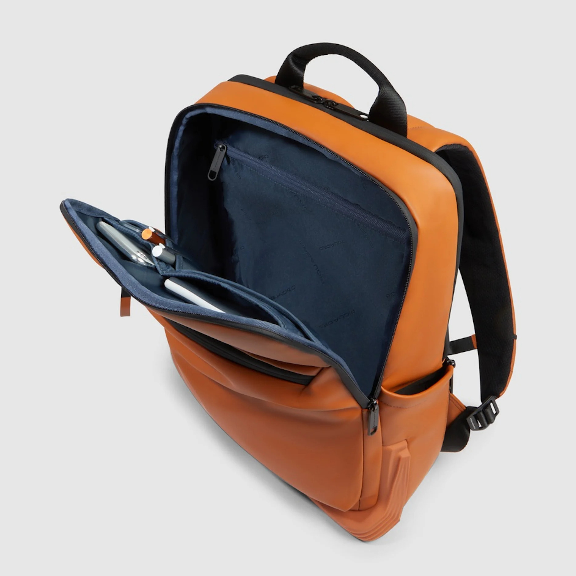 Piquadro Zaino per computer e iPad® con cinghia pettorale, porta bottiglia e RFID