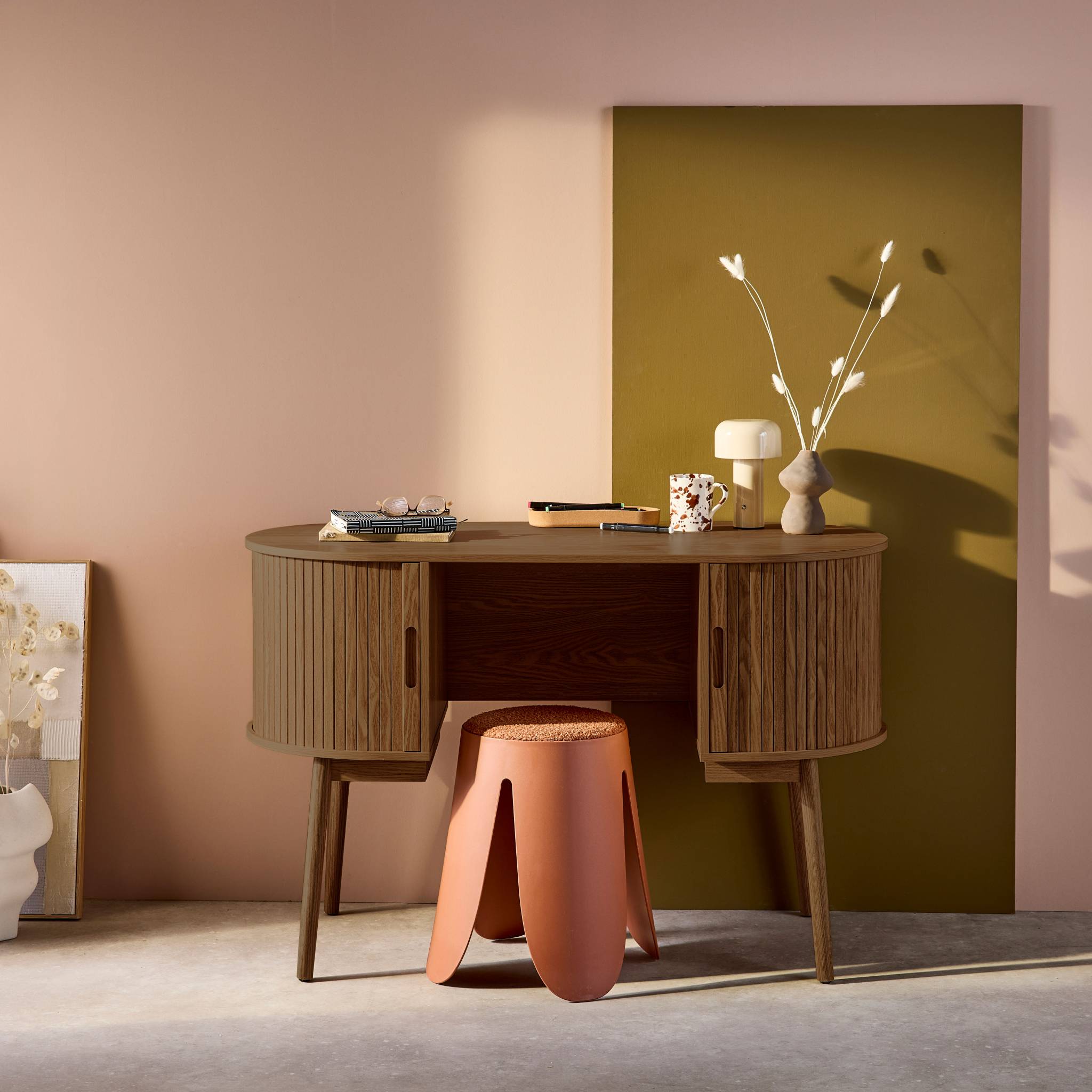 Bureau ovale décor bois rainuré avec deux espaces de rangement. L 120 x P 55 x H 77 cm