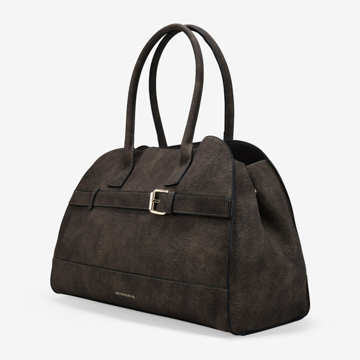 Bolso de mano marrón con cinturón y hebilla