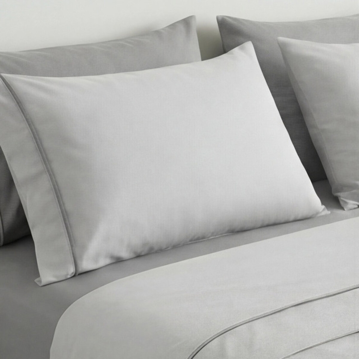 Completo lenzuola una piazza e mezza in cotone bicolore morbido e traspirante, set letto con lenzuolo sopra, sotto con angoli e federa, design con piping a contrasto elegante, tessuto leggero e resistente 116 gsm, certificato OEKO-TEX, comfort quotidiano
