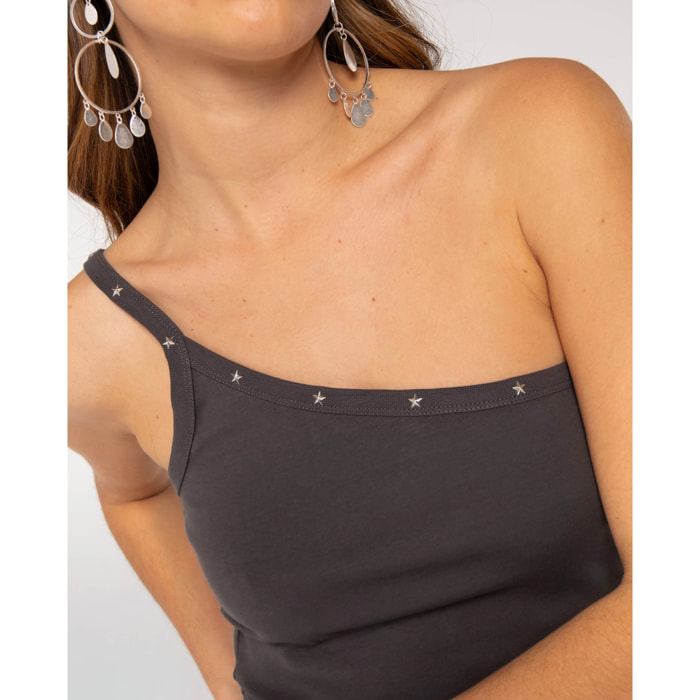 Top crop asimétrico con tirante y estrellas metálicas decorativas de mujer