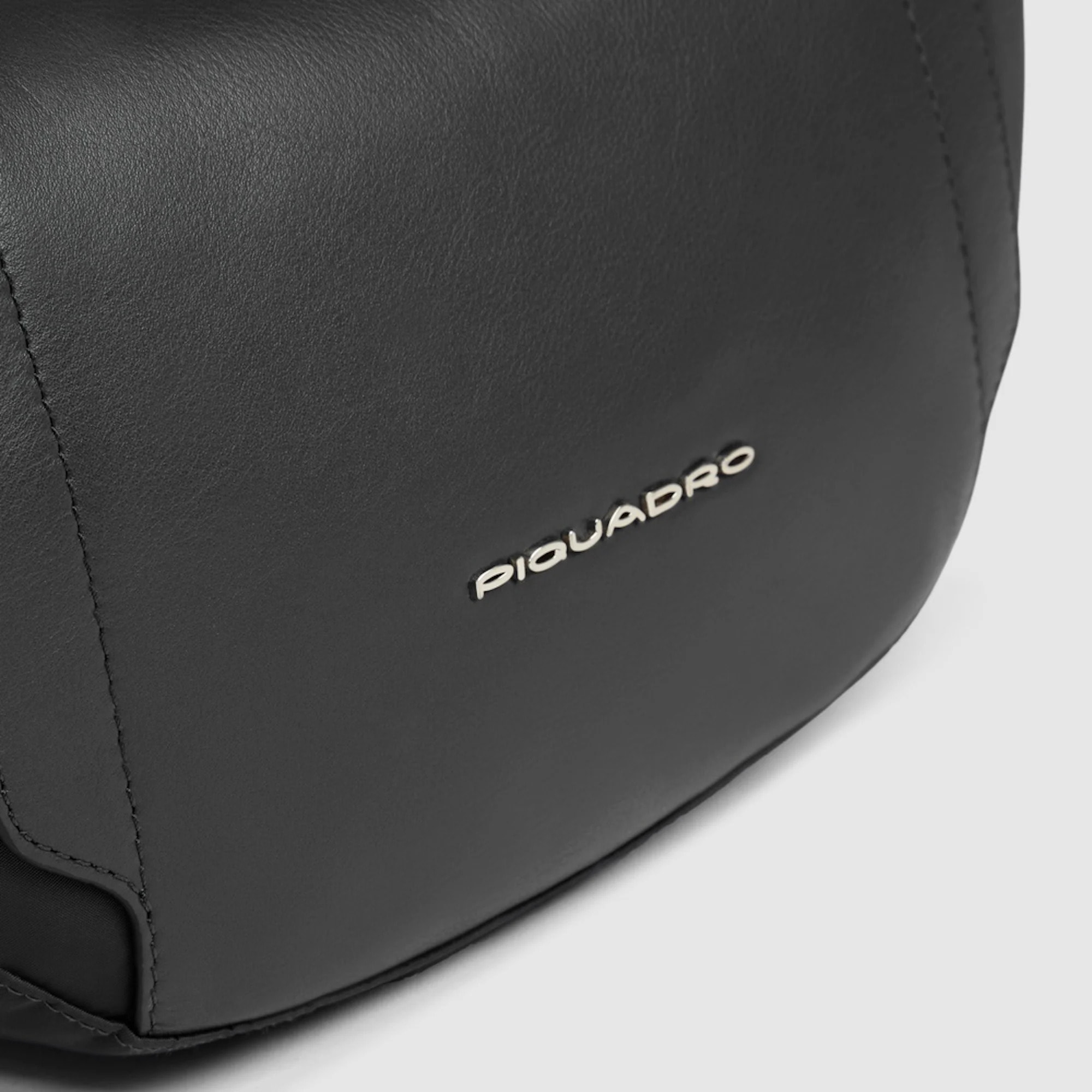 Piquadro Marsupio in tessuto riciclato e pelle, schermato con protezione RFID