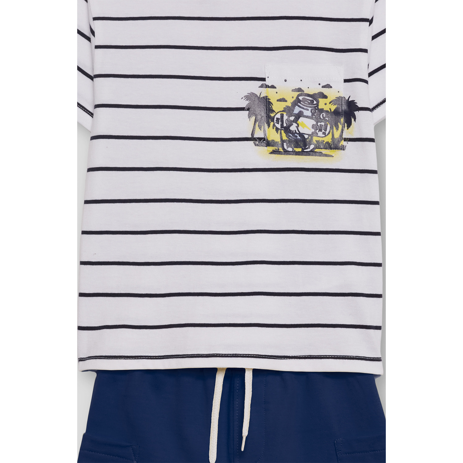 Conjunto Niño Verano 2 Piezas Camiseta de Rayas Blanca y Azul con Bolsillo Estampado Tropical + Bermuda Azul Marino, Transpirable | Color: Rayas azul | Street Monkey