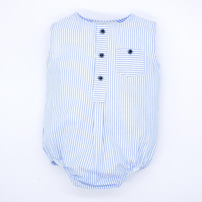 Pelele de rayas azul. Con bolsillo y tapeta con botones en el delantero. Goma en las piernas.