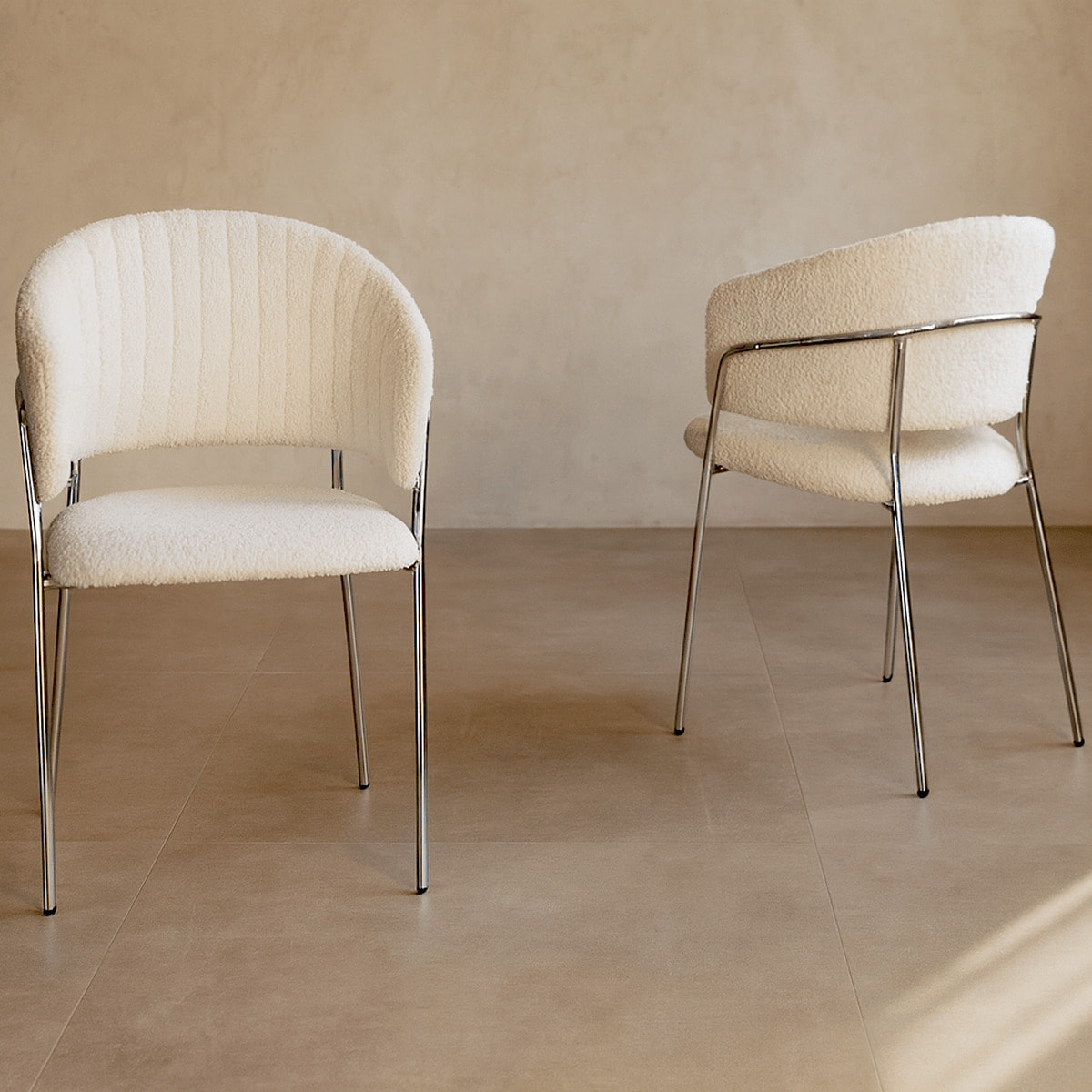 Lot de 2 chaises en tissu bouclé, piètement chromé - ISYA