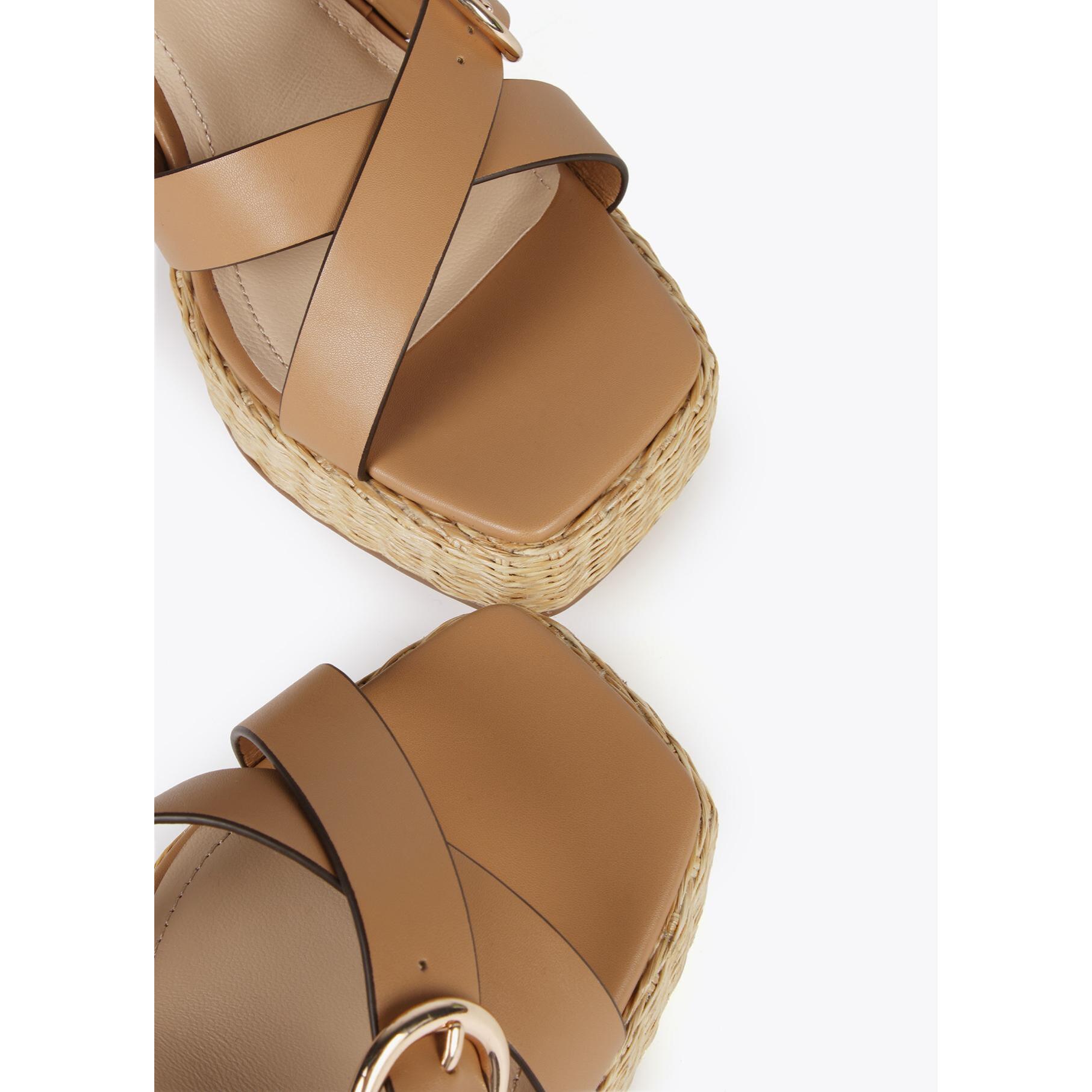 Sandali con tacco e fibbie