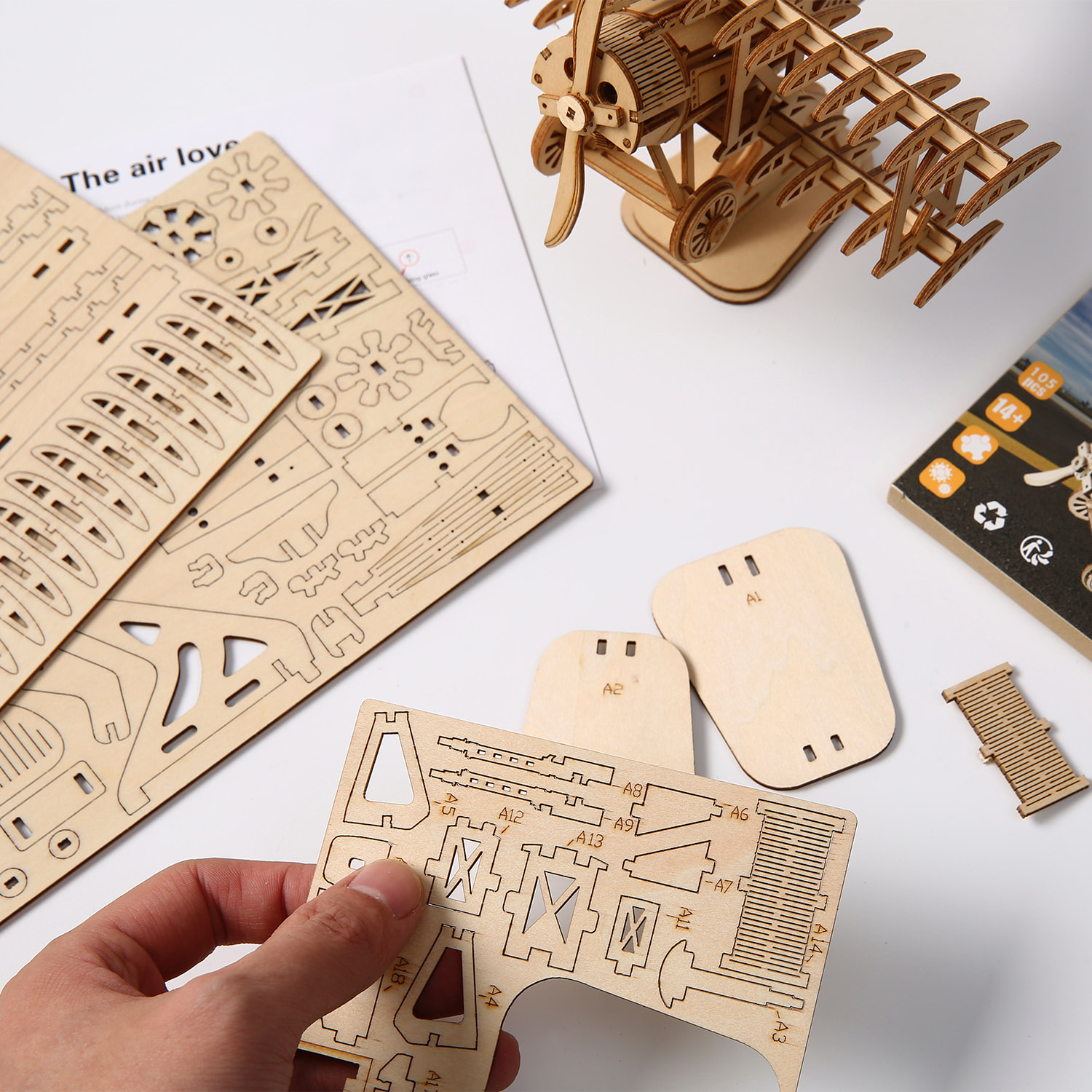 Modello in legno 3D, design di un aereoplanino con movimento meccanico. 105 pezzi.