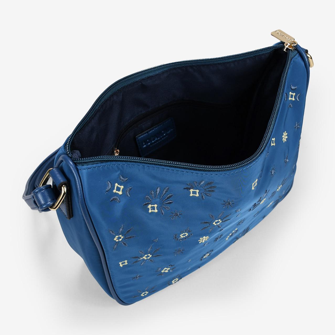 Bolso bandolera azul con bordado