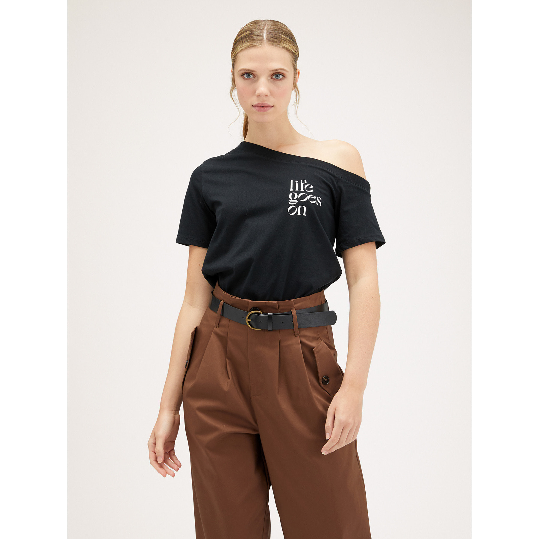 Motivi - Camiseta con escote asimétrico y texto - Negro