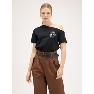 Motivi - Camiseta con escote asimétrico y texto - Negro