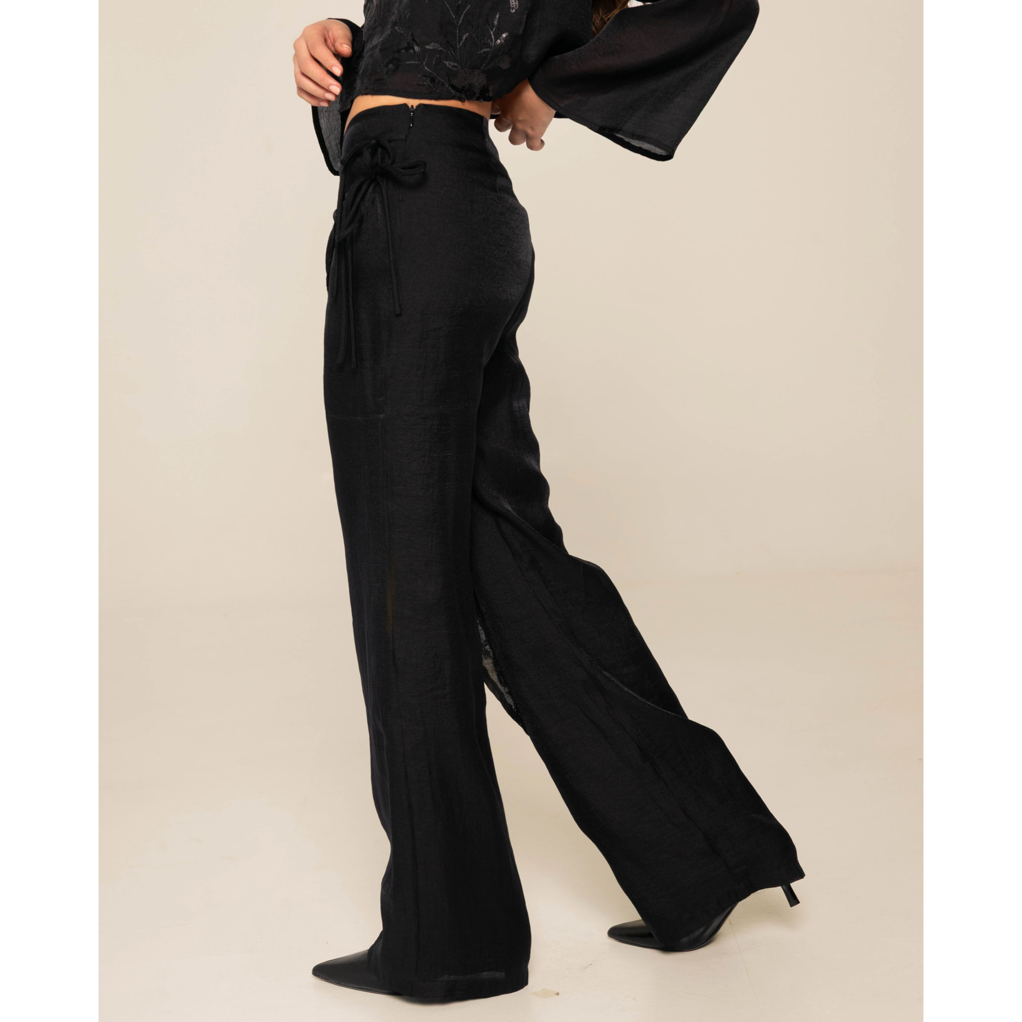 Pantalón con bordado y lentejuelas con capa superpuesta de mujer