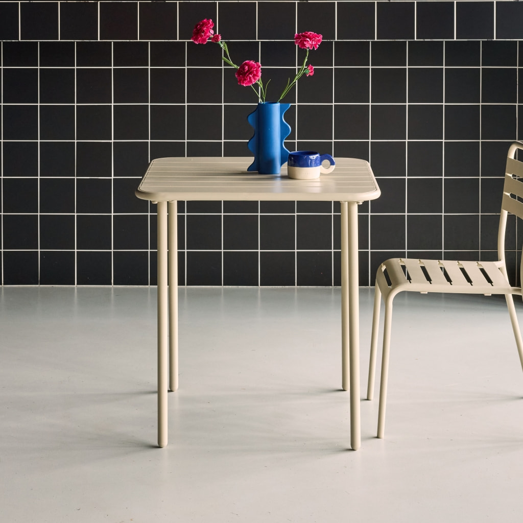 Table de jardin métal 2 places. beige. Amelia. 70x70cm. traitement antirouille. lattes et bords arrondis