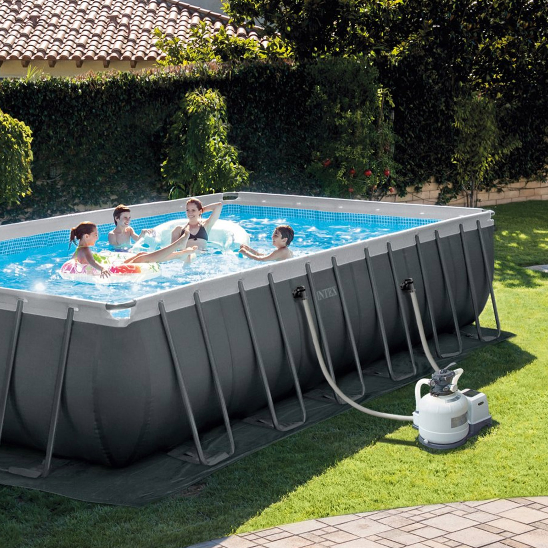 Intex Piscina Ultra XTR Frame rettangolare con Pompa Filtro, Scaletta, Teli, Kit Pulizia e Set Volley, 732x366